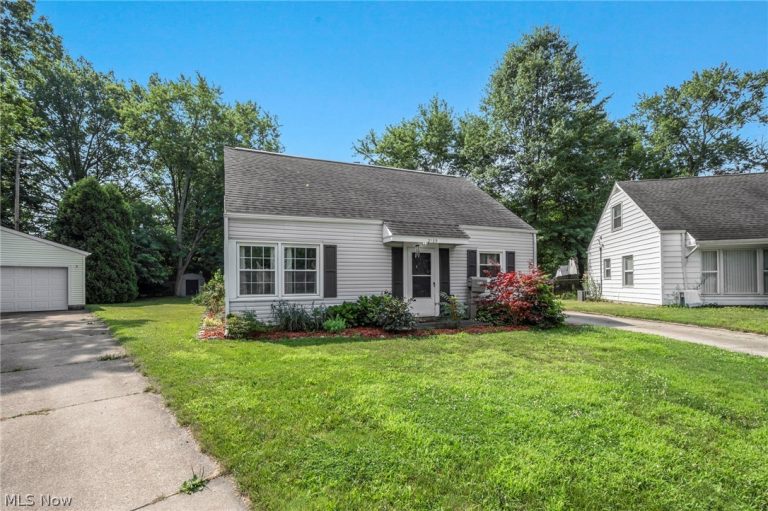 2139 Suncrest Circle, Cuyahoga Falls, OH - Photo 2