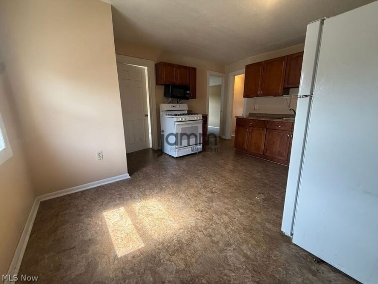 1726 Starkweather Avenue #Upper, Cleveland, OH - Photo 2