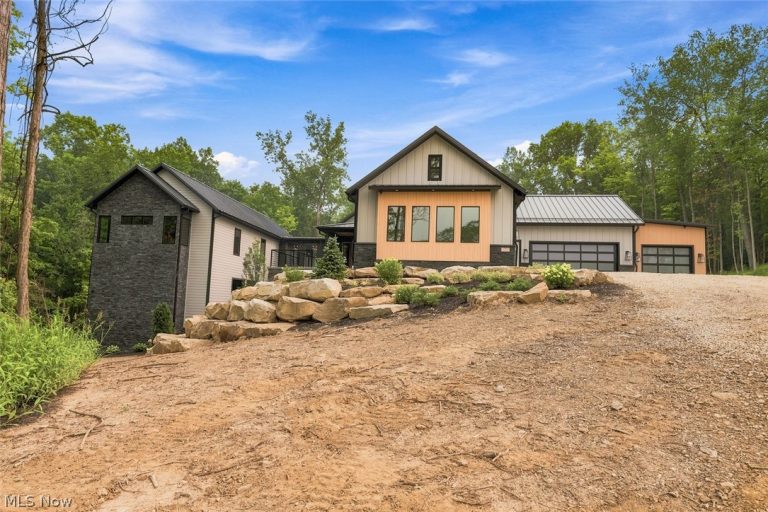 2324 Hard Rock Way, Hinckley, OH - Photo 2