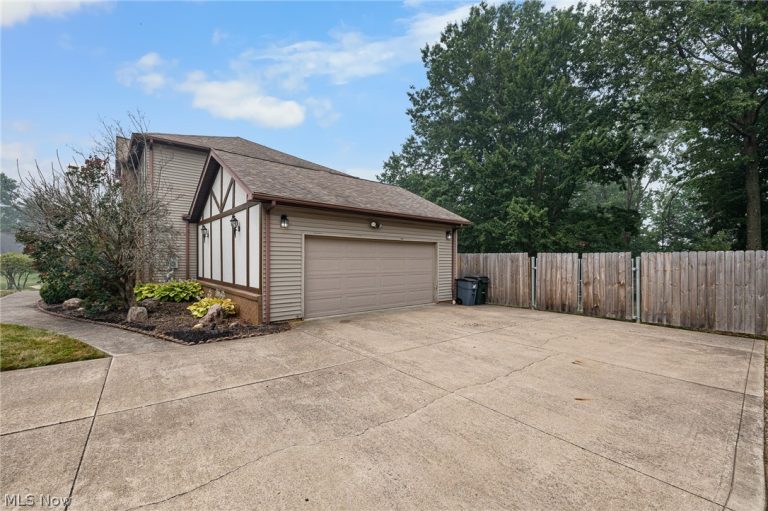 7562 Southampton Drive, North Royalton, OH - Photo 2