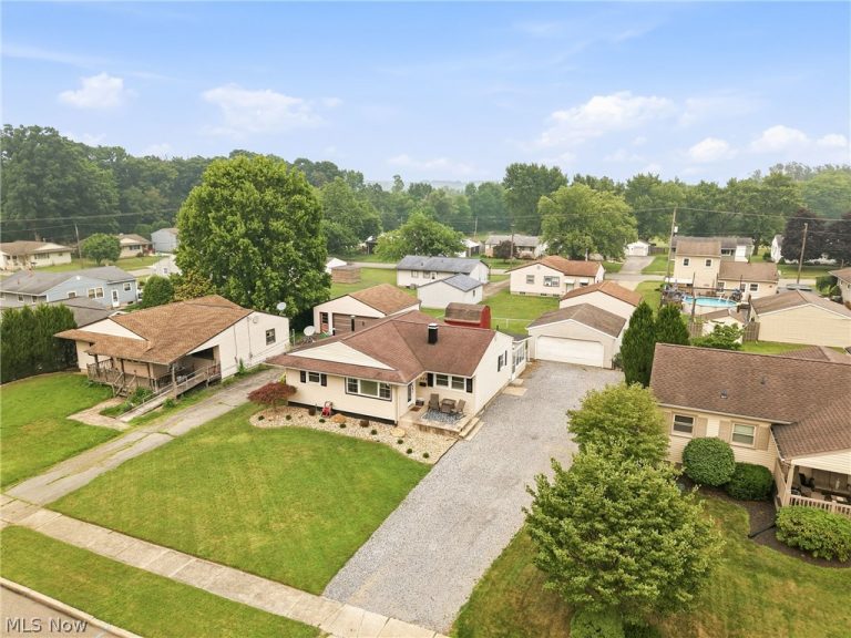 699 Saul Drive, Hubbard, OH - Photo 5