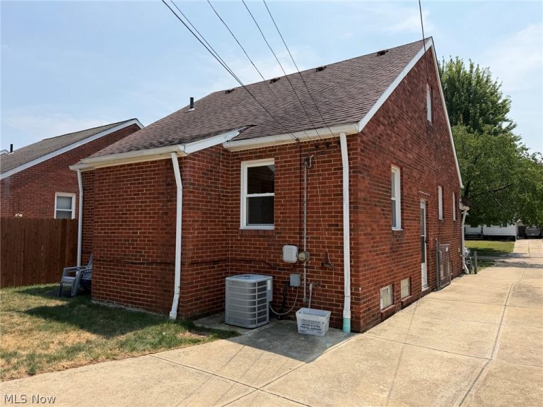 5714 Gilbert Avenue, Parma, OH - Photo 4