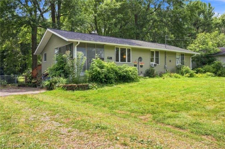 712 Renninger Road, New Franklin, OH - Photo 2