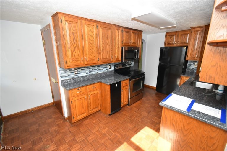 209 Sipple Avenue, Amherst, OH - Photo 8