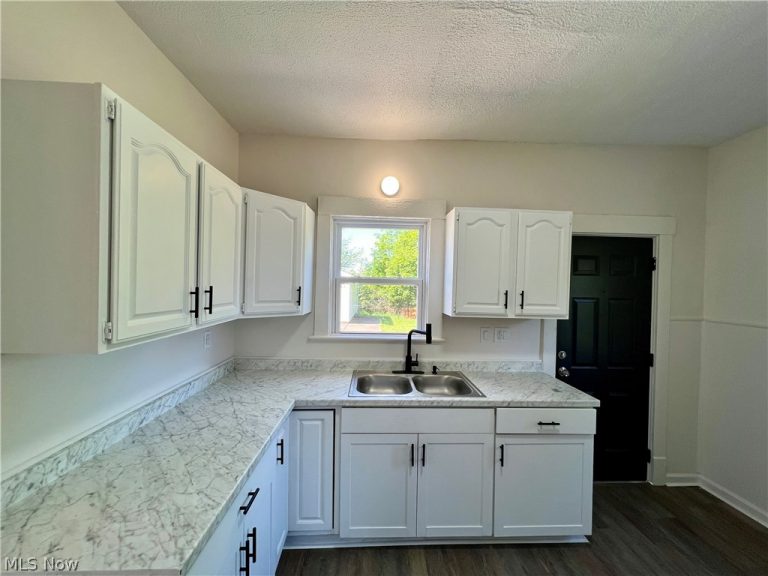 15264 Broadway Avenue, Maple Heights, OH - Photo 8