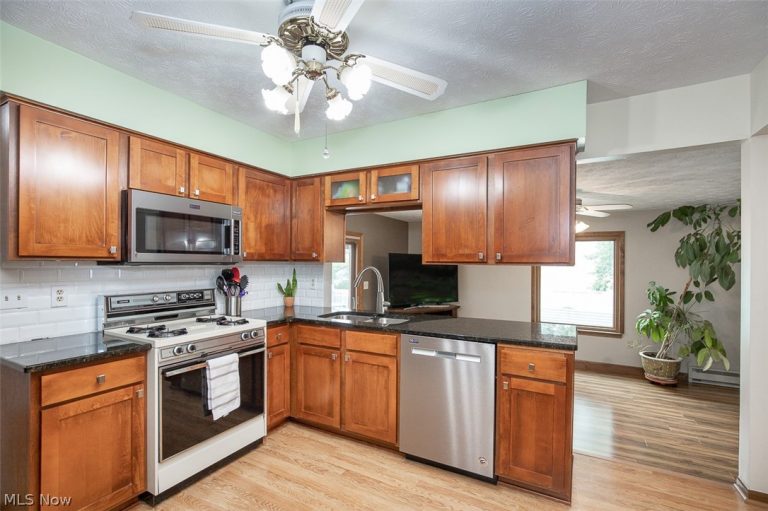 9204 Pleasant Lake Boulevard, Parma, OH - Photo 8