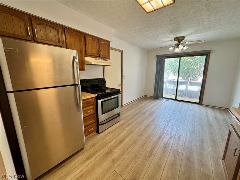 5484 Wildwood Court #B, Willoughby, OH - Photo 6