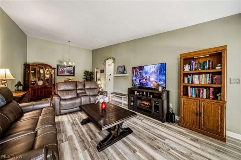 7136 Churchill Place, Concord Twp, OH - Photo 3
