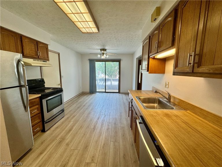 5484 Wildwood Court #B, Willoughby, OH - Photo 4
