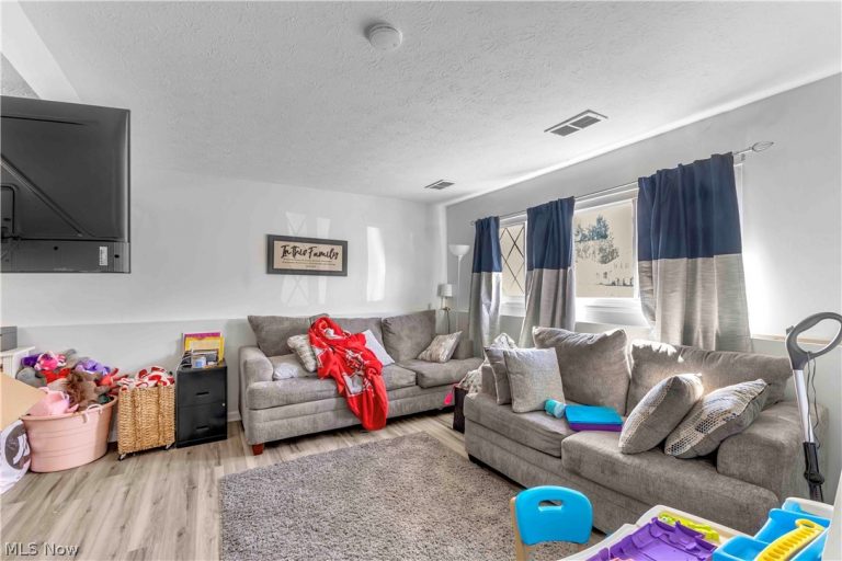 24611 Ridgeline Drive, Bedford Heights, OH - Photo 2