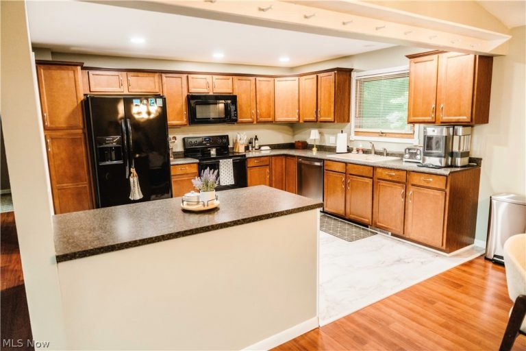 894 Green Drive, Coshocton, OH - Photo 6