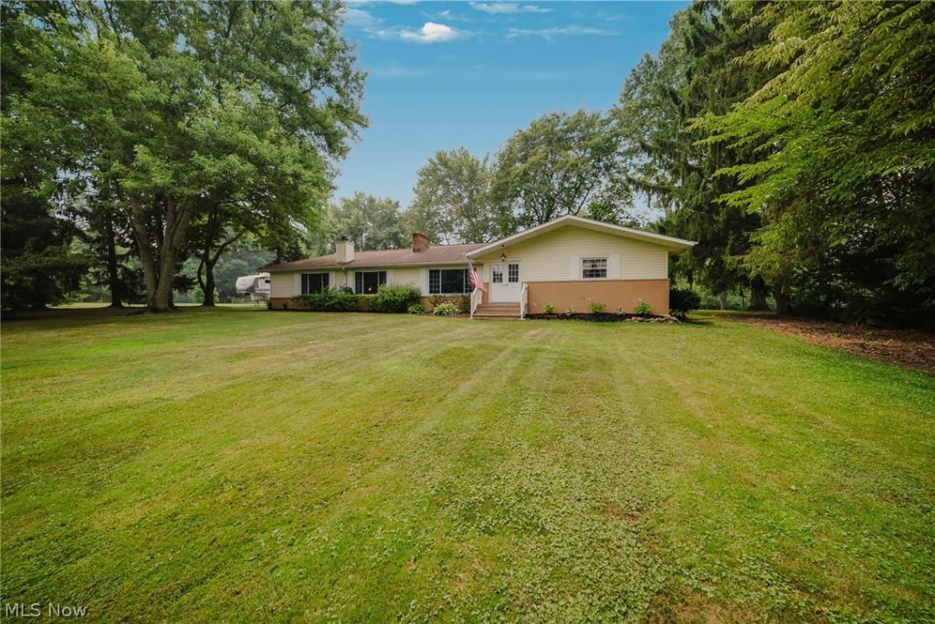 5824 Hartneck Road, Valley City, OH