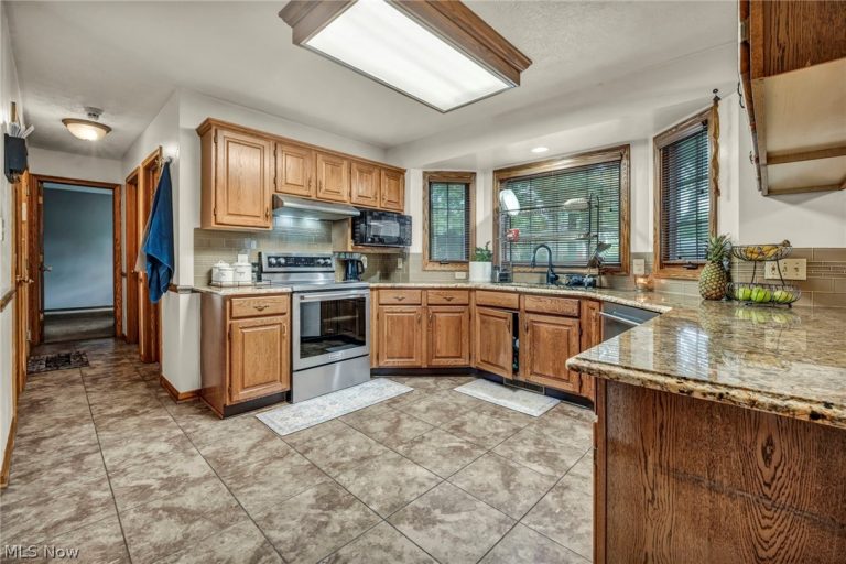 2524 Mallory Lane, Stow, OH - Photo 6