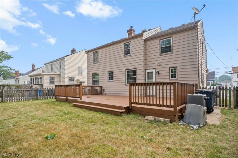 1272 Gordon Road, Lyndhurst, OH - Photo 3
