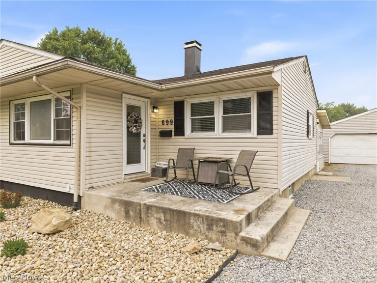 699 Saul Drive, Hubbard, OH - Photo 6