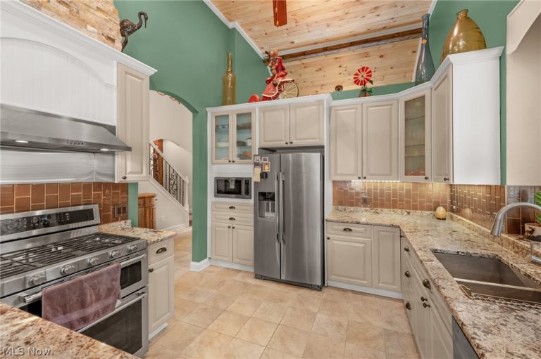 20521 Leana Court, Strongsville, OH - Photo 6