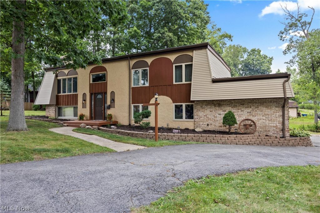 823 Willow Hollow Court, Amherst, OH