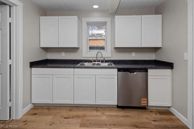 260 Courtland Boulevard, Eastlake, OH - Photo 4