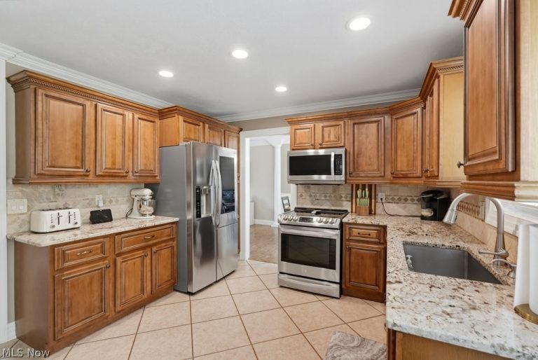7875 Newcomb Drive, Parma, OH - Photo 3