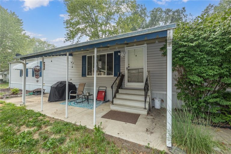 15 Elgin Oval, Olmsted Twp, OH - Photo 2