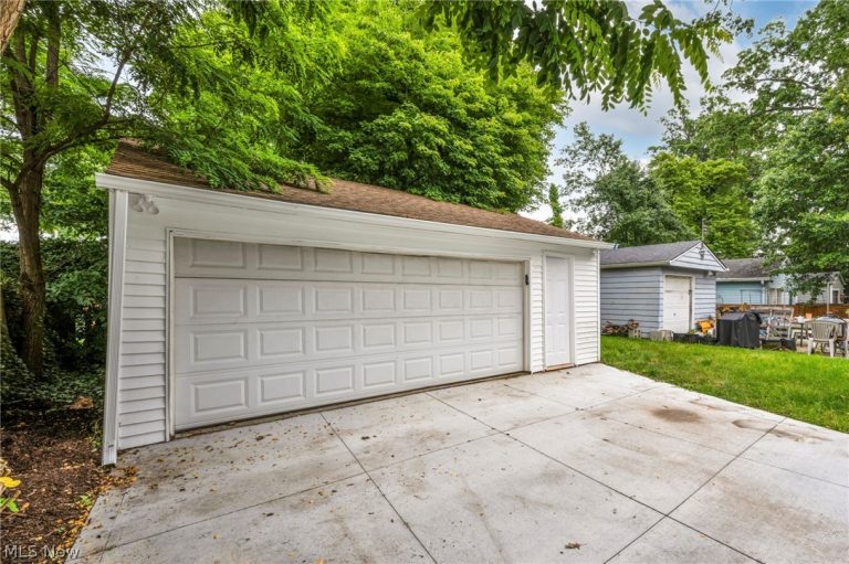 23928 Knickerbocker Road, Bay Village, OH - Photo 8
