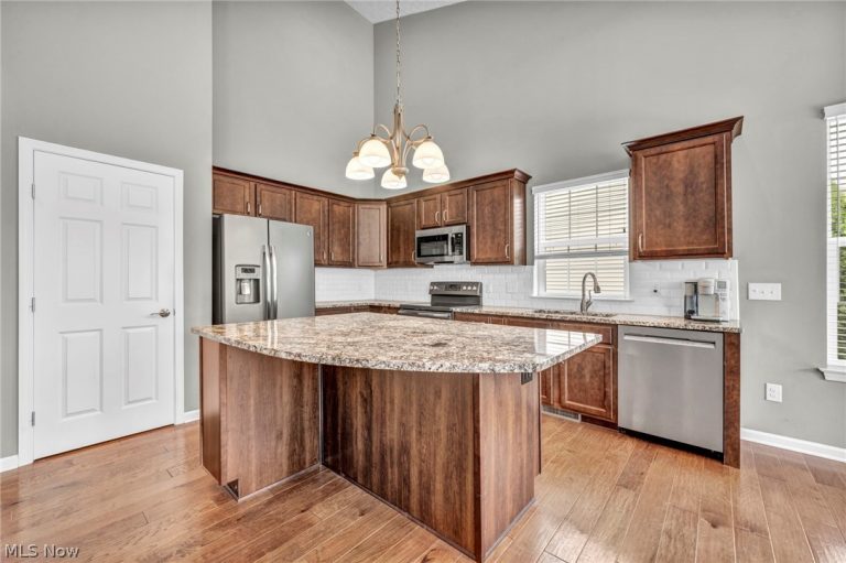 33243 Waterview Court, Avon Lake, OH - Photo 4