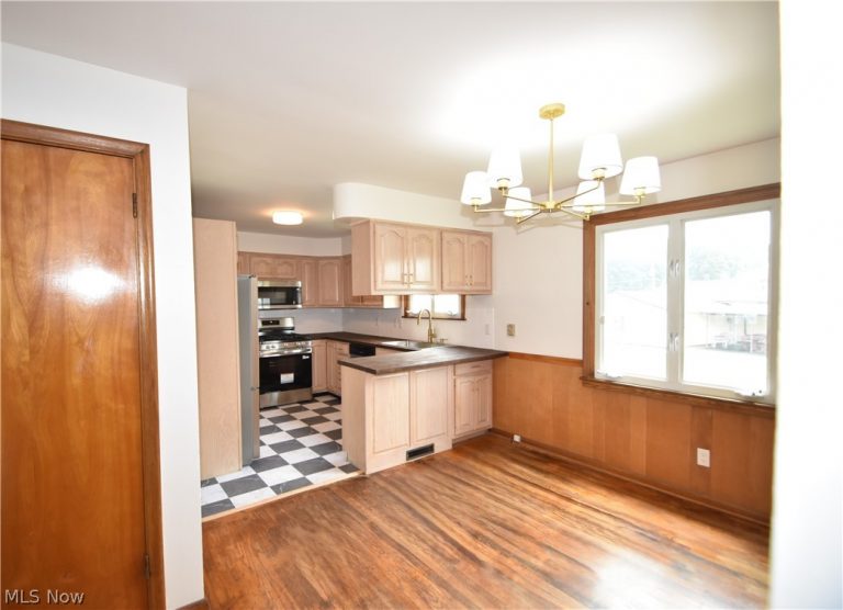 421 Parkview Drive, Girard, OH - Photo 8