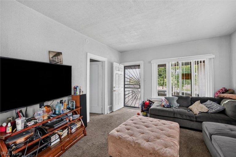 11201 Melba Avenue, Cleveland, OH - Photo 6
