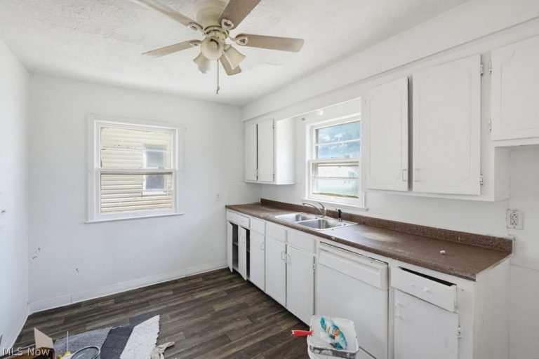 21860 Roberts Avenue, Euclid, OH - Photo 5