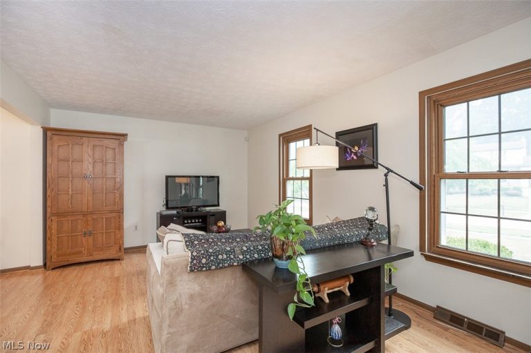 9204 Pleasant Lake Boulevard, Parma, OH - Photo 4