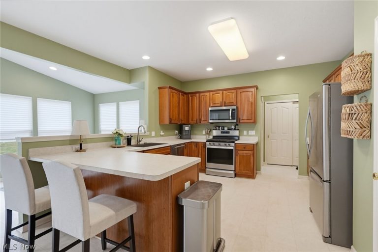401 Norwich Drive, Broadview Heights, OH - Photo 4