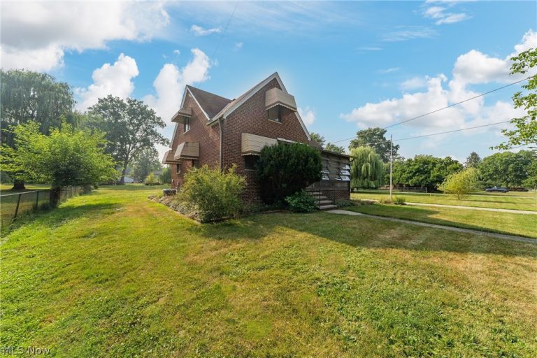 4290 Dover Center Road, North Olmsted, OH - Photo 2
