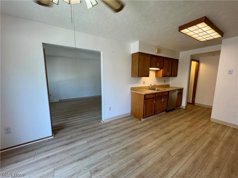 5484 Wildwood Court #B, Willoughby, OH - Photo 8