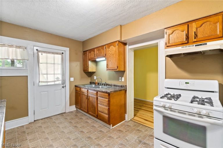 777 Montana Avenue, Akron, OH - Photo 5