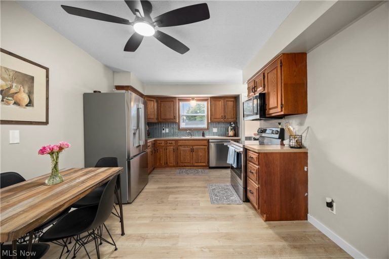 839 Delaware Avenue, Elyria, OH - Photo 8