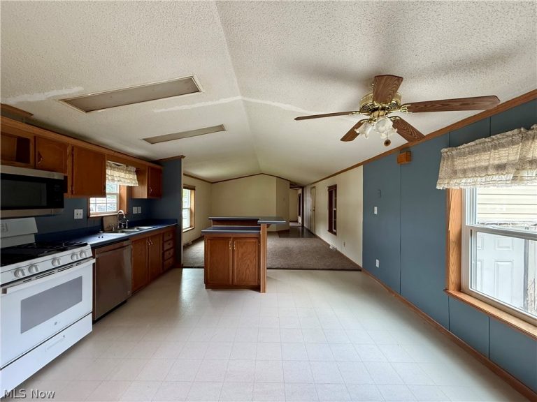 68 Stoneybrook Drive, Hubbard, OH - Photo 4
