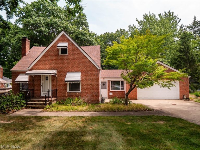 6531 Bonroi Drive, Seven Hills, OH - Photo 2
