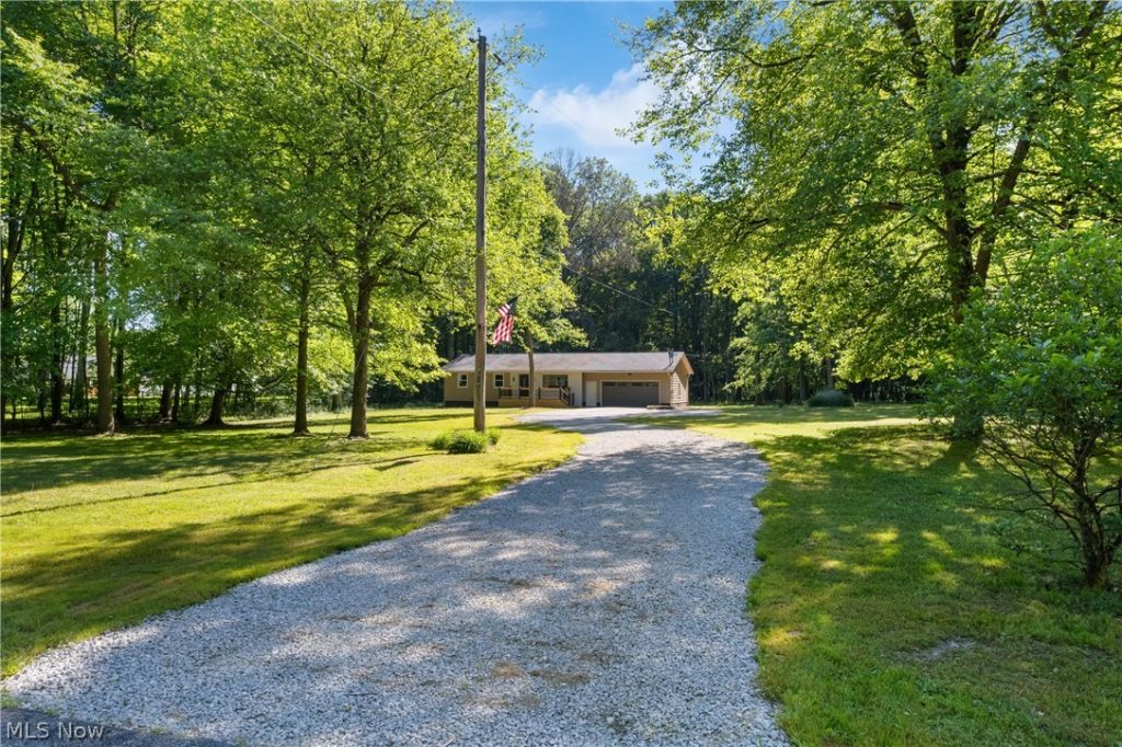 1075 River Road, Lake Milton, OH