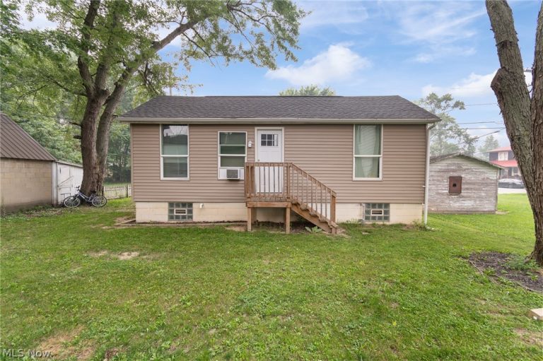 216 Pennsylvania Avenue, Sebring, OH - Photo 2