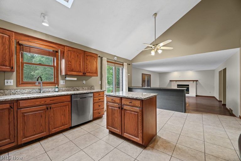 315 Valley Brook Oval, Hinckley, OH - Photo 8