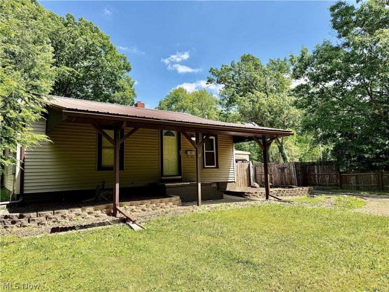 2108 Clermont Avenue, Warren, OH - Photo 2