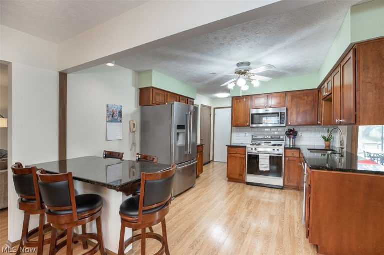 9204 Pleasant Lake Boulevard, Parma, OH - Photo 5