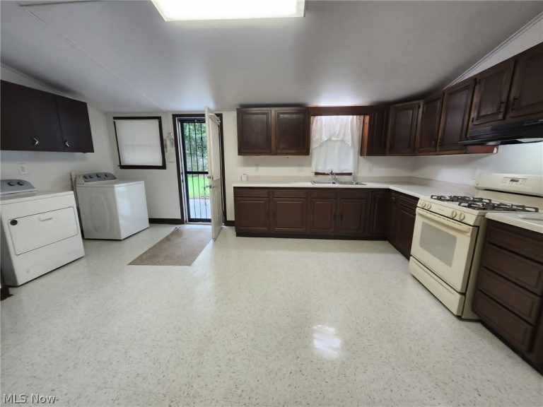 536 Oak Circle, Warren, OH - Photo 3