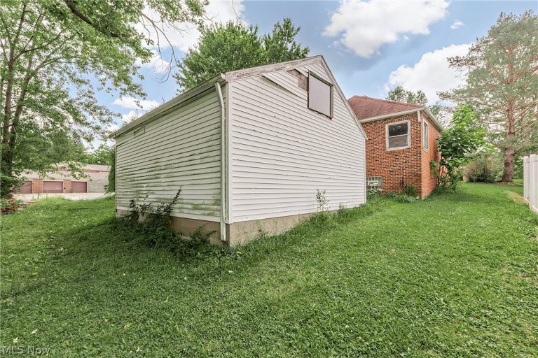 16725 Findlay Street, Chagrin Falls, OH - Photo 8