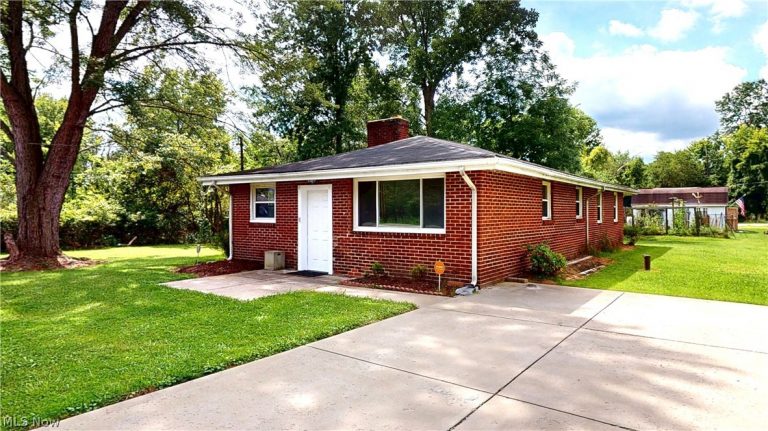 16702 Findlay Street, Chagrin Falls, OH - Photo 2