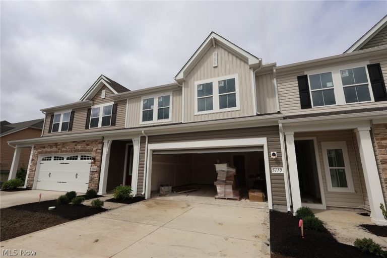 5112 Shepherds Glen, Willoughby, OH - Photo 2