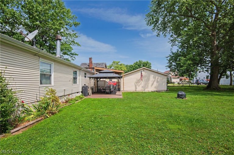 209 Cherry Avenue, Niles, OH - Photo 2