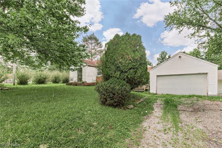 16725 Findlay Street, Chagrin Falls, OH - Photo 5