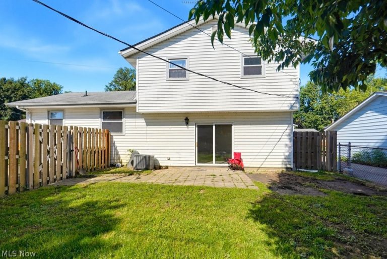 1295 Mohegan Trail, Willoughby, OH - Photo 6