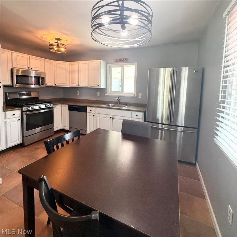 490 Myra Drive, Chardon, OH - Photo 3
